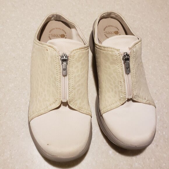 Bzees Womens Glossy Washable Zip Front Comfort Slip-On Mule 8 - Picture 3 of 8